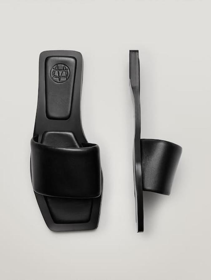 Mules en color negro con tira ancha acolchada negras, de Massimo Dutti (59,95 euros).