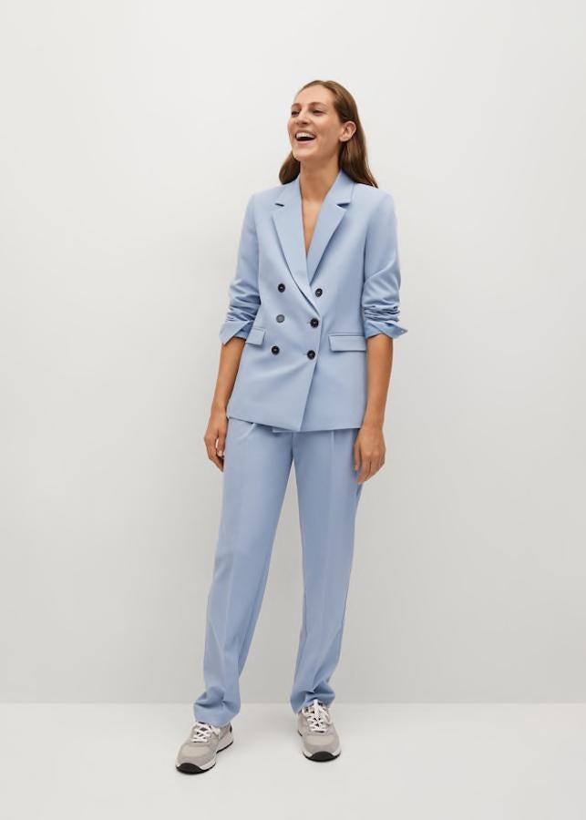 Blazer cruzada de doble botonadura (49,99 €), y pantalones rectos (29,99 €), todo de Mango.