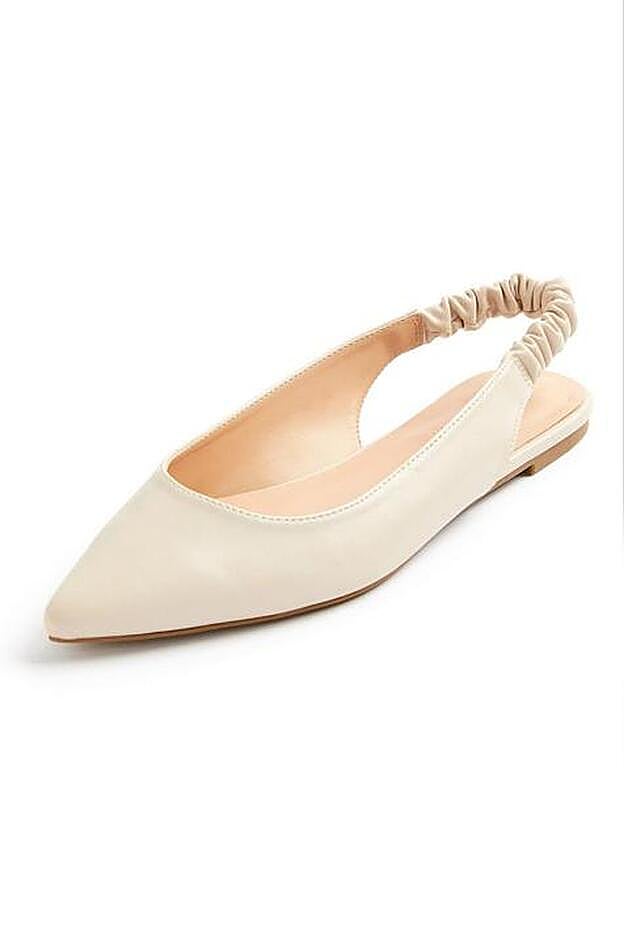 Zapato plano y destalonado color marfil con puntera afilada y tira en el talón fruncida. Código del producto: 2368902.
