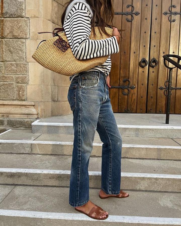 El secreto de este look con prendas básicas está en elegir piezas especiales, como el capazo o las sandalias planas.