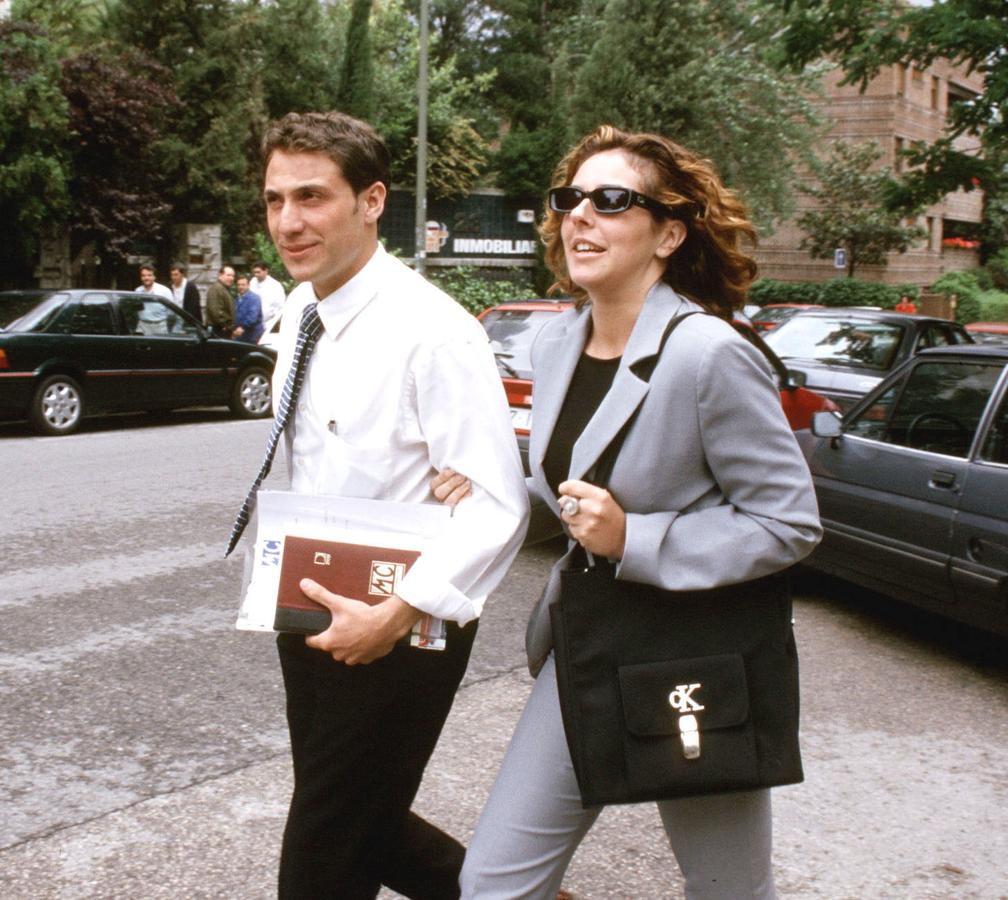 Rocío Carrasco empezó a salir a los 17 años con Antonio David Flores, un guardia civil malagueño de 21 años, a quien había conocido el verano anterior en Chipiona. Su madre Rocío Jurado se entera por la prensa de esa realción. Como relataba la propia Rocío en el documental Antonio David hizo pasar a la joven Rocío por malos momentos ya desde el principio. En el internado ya le llegaron noticias de que "se daba el lote con fulanita, con otra de Jerez, con una ex de él… Pero quieres creer en la otra persona", dijo, señalando infidelidades ya desde el principio. Las cartas que se escribieron cuando se fue al internado en los comienzos de su relación él las filtró a la prensa.