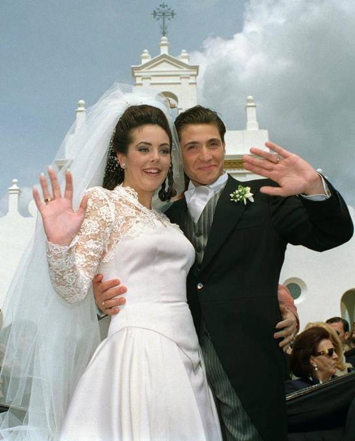 Ni su madre ni su padre, Pedro Carrasco, aprobaban el romance y le desaconsejaron que siguiera con él, Llegaron a decirle que solo quería hacerme "un bombo", y "tenían razón". Rocío se queda embarazada y se casa finalmente dos años después de conocerse en Chipiona el 31 de marzo de 1996 en la finca Yerbabuena, el mismo lugar donde se había casado su madre el año anterior con Ortega Cano.