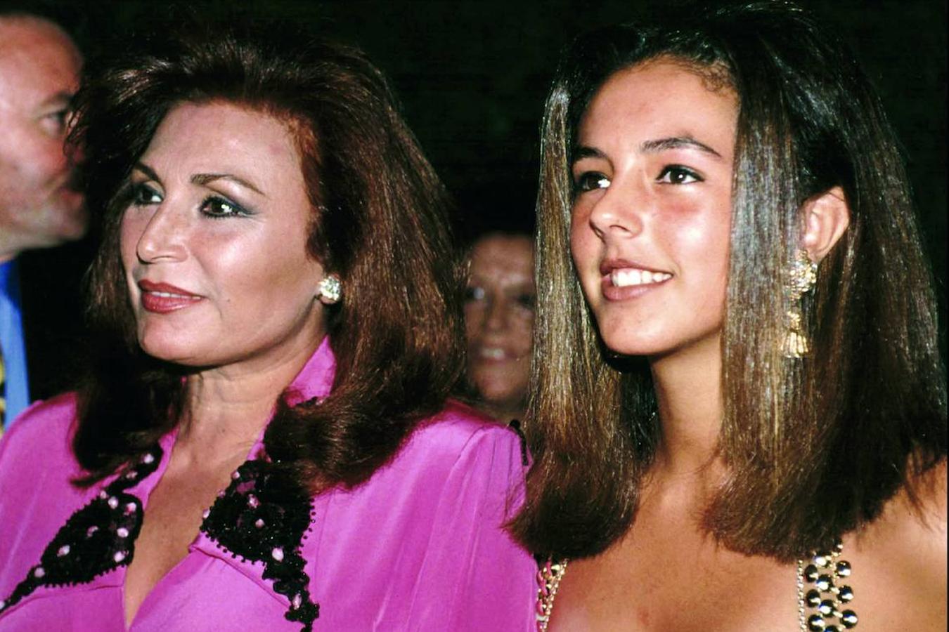 Sus apariciones en la prensa de sociedad eran continuas. Tanto madre como hija solían ser habituales en los eventos. Rocío Carrasco era una estudiante mediocre que cambió los libros por el mundo de la moda, una profesión que ejerció hasta que, poco tiempo después, sintiera fascinación por la televisión e hiciera sus pinitos con María Teresa Campos. Rocío Jurado siempre la apoyó en todo.