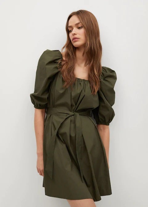 Otra de las prendas popelín de Mango más bonitas que llevaremos en primavera y verano, es este vestido en verde caqui con mangas abullonadas, escote cuadrado y cinturón para lucir tipazo. (29,99 euros).