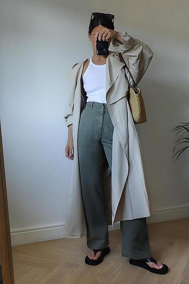 Look con pantalón de sarga verde azulado, combinado con un top básico de color blanco y una gabardina color beige.
