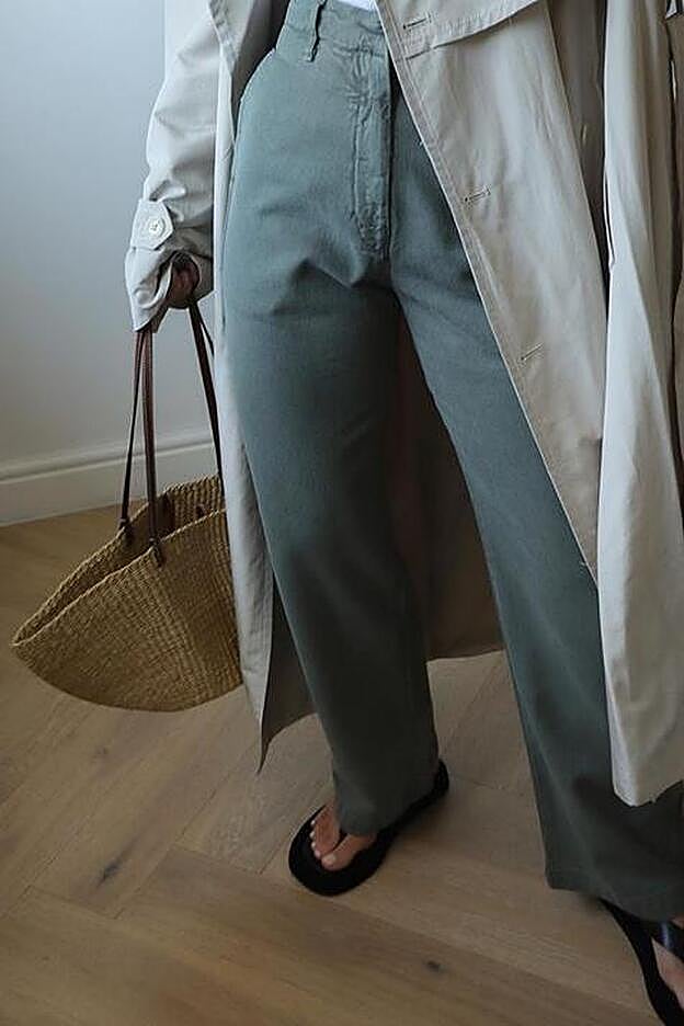 Aunque todavía es pronto para sacar las sandalias, puedes combinarlo con tu zapato plano preferido. El bolso de yute remata el conjunto.