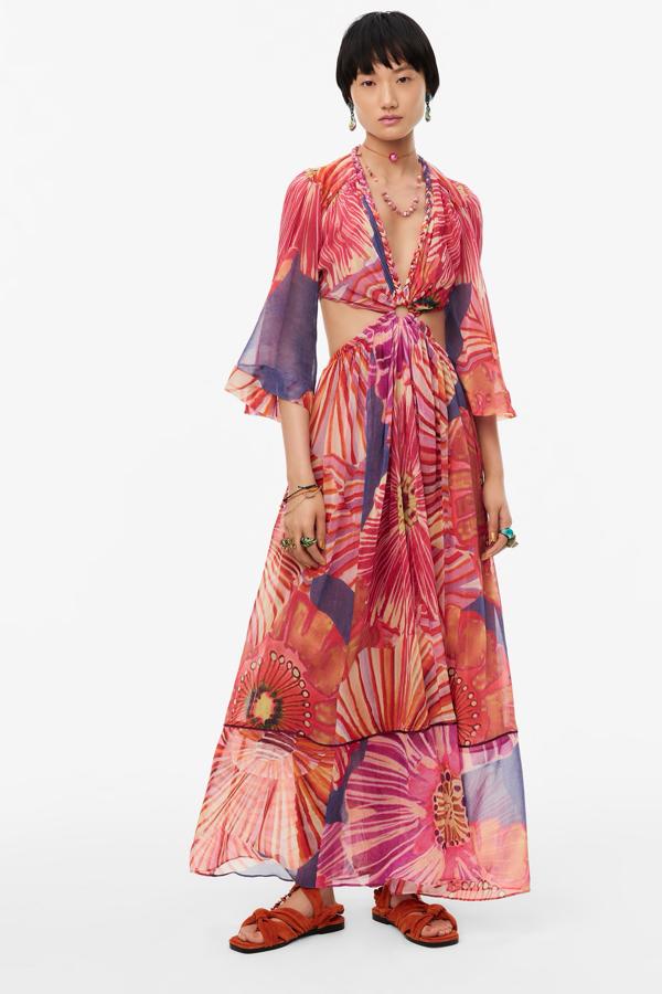 Vestido largo vaporoso estampado con escote de pico, de Zara (89,95 €).