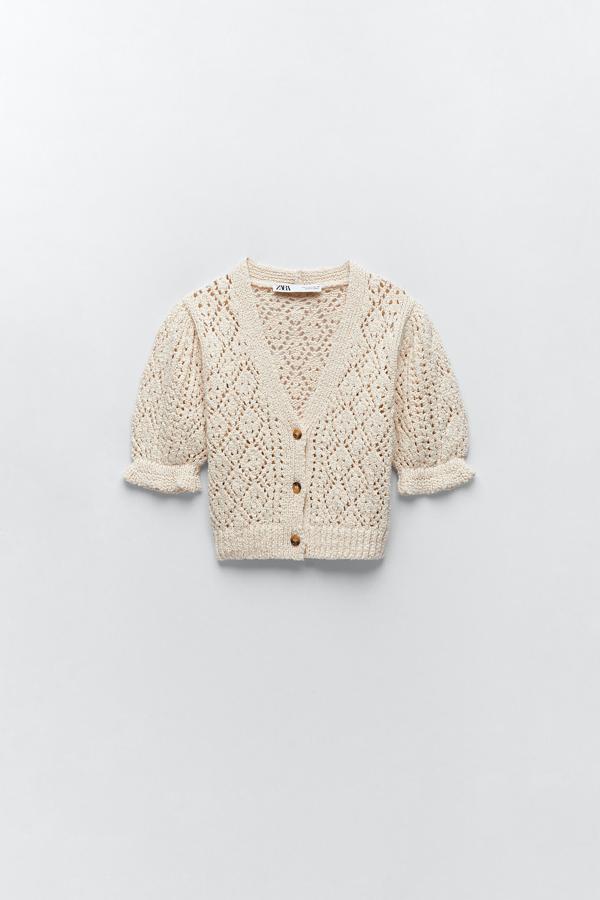 Chaqueta corta calada con manga abullonada de Zara (22,95 euros)