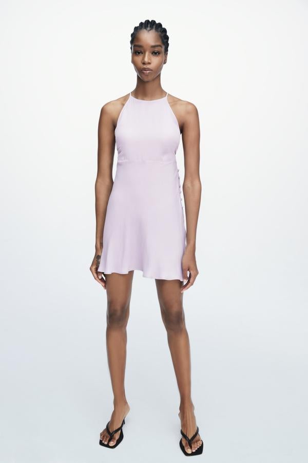 Mini vestido con escote halter en color lila de Zara (22,95 euros)