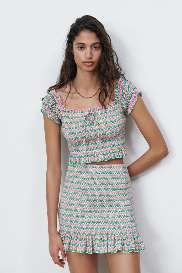 Conjunto de dos piezas con nido de abeja y con estampado de flores de Zara (19,99 euros(22,99 euros)