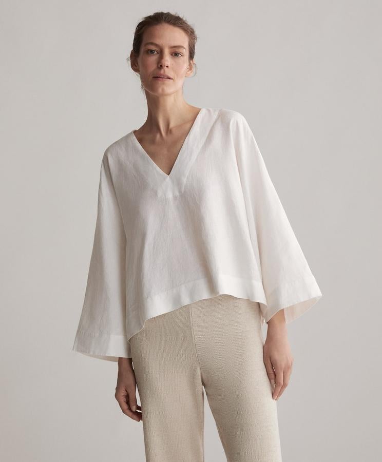 Camisa 100% lino de Oysho: 25,99 euros. Ancha, de escote pico, mangas largas acampanadas y tono blanco roto.