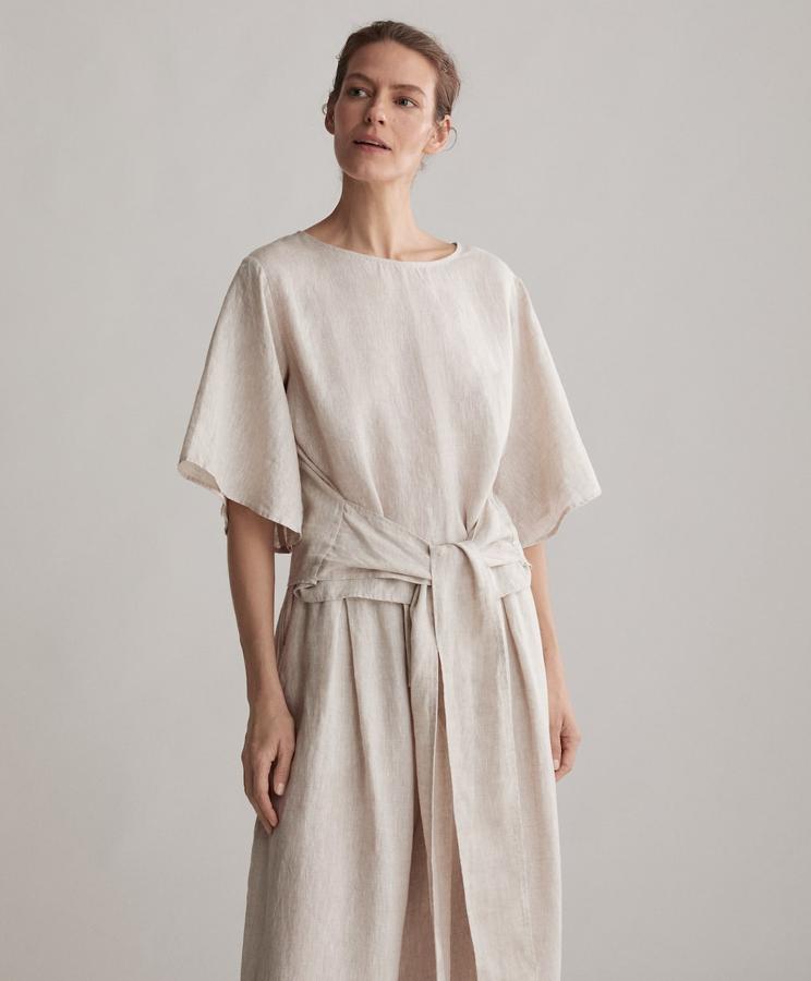 Camisa 100% lino de Oysho: 29,99 euros. Camisa de mangas anchas hasta el codo, tono beige, cuello barco y detalle de lazo XXL en la cintura.