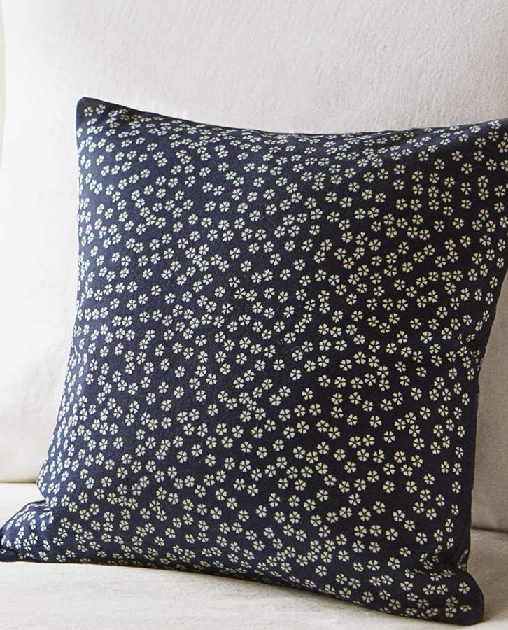 Disponible en azul o mostaza, esta funda de cojín con estampado de flores japonesas y medidas de 45x45 centímetros tiene un precio de 9,99 euros.