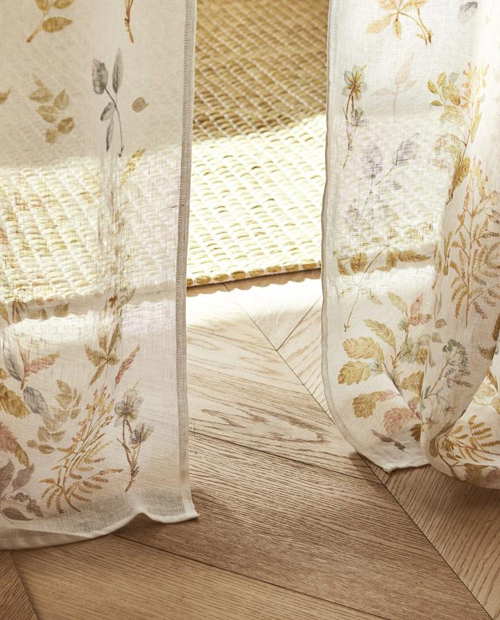 Esta cortina confeccionada en tejido de lino con estampado floral tiene unas medidas de 140x270 centímetros y un precio de 59,99 euros.