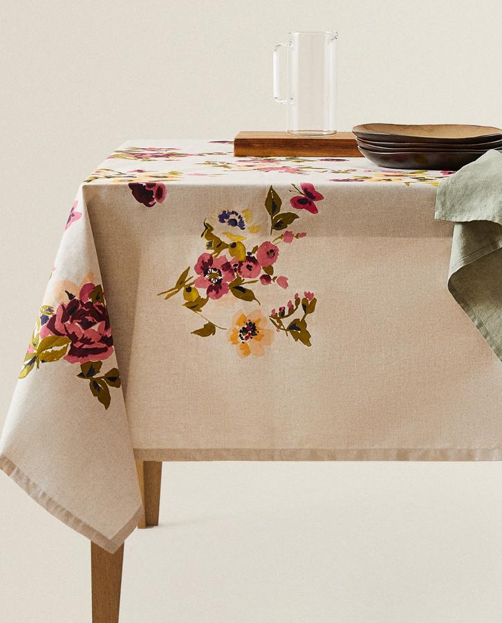 Este mantel de algodón con estampado de flores y acabado resinado está disponible con forma redonda, con 180 centímetros de diámetro, o rectangular de 150x250 centímetros. Tiene un precio de 39,99 euros.