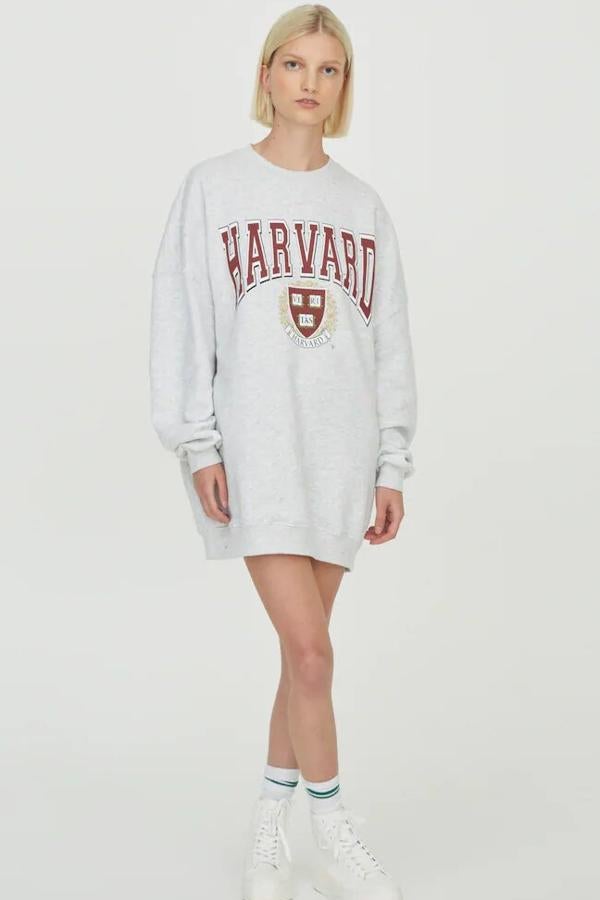 En color gris y con texto en la parte delantera, este vestido sudadera cuenta con algodón orgánico en parte de su tejido y tiene un precio de 25,99 euros. Es de Pull & Bear.