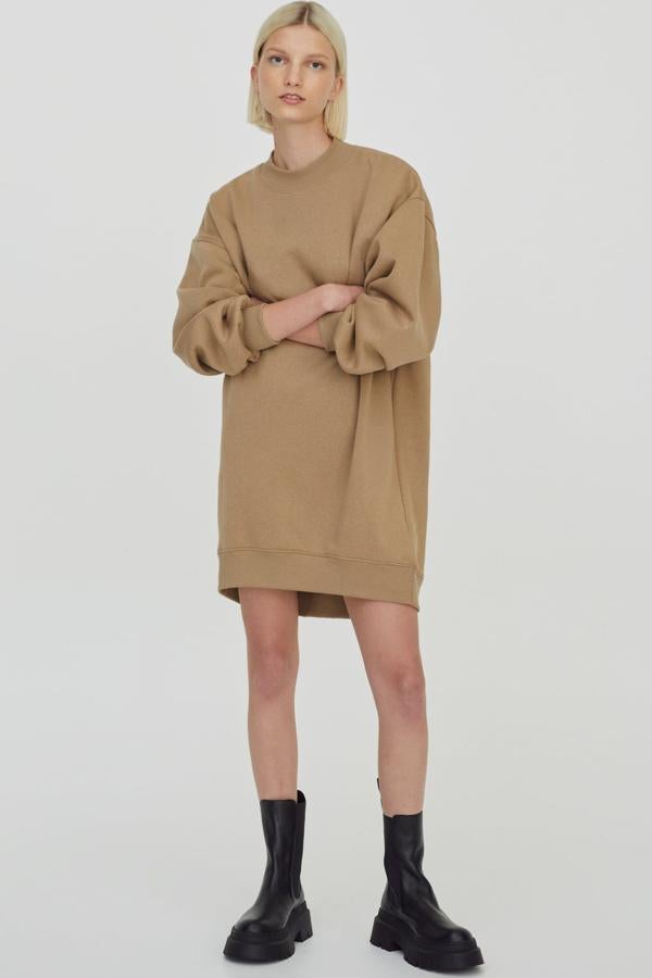 Disponible en tostado, negro o gris, este vestido sudadera con cuello perkins es de Pull & Bear y tiene un precio rebajado de 12,99 euros.