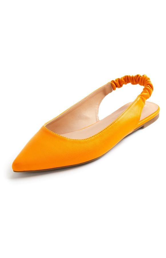 Disponible en varios colores, este zapato plano destalonado en amarillo cuenta con puntera afilada y tira fruncida en el talón. Tiene un precio de 11 euros.