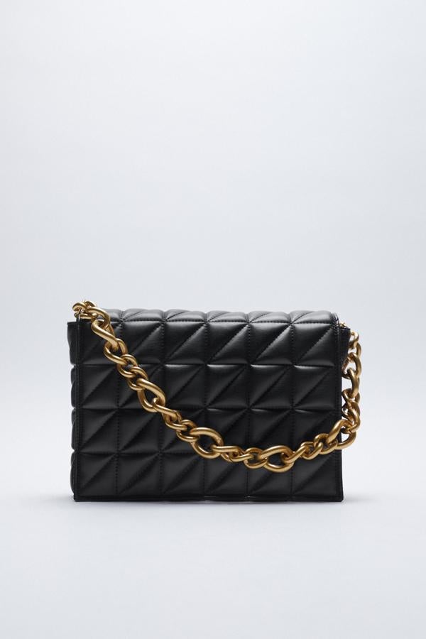 Bolso acolchado de color negro con cadena dorada de la nueva colección de primavera de Zara (29,99 euros)