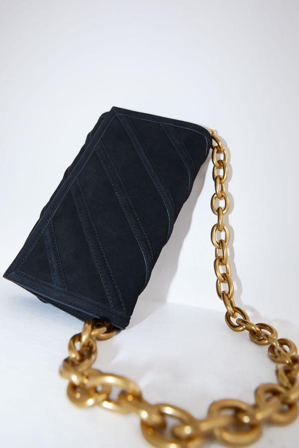 Bolso acolchado terciopelo con cadena dorada de la nueva colección de primavera de Zara (39,99 euros)