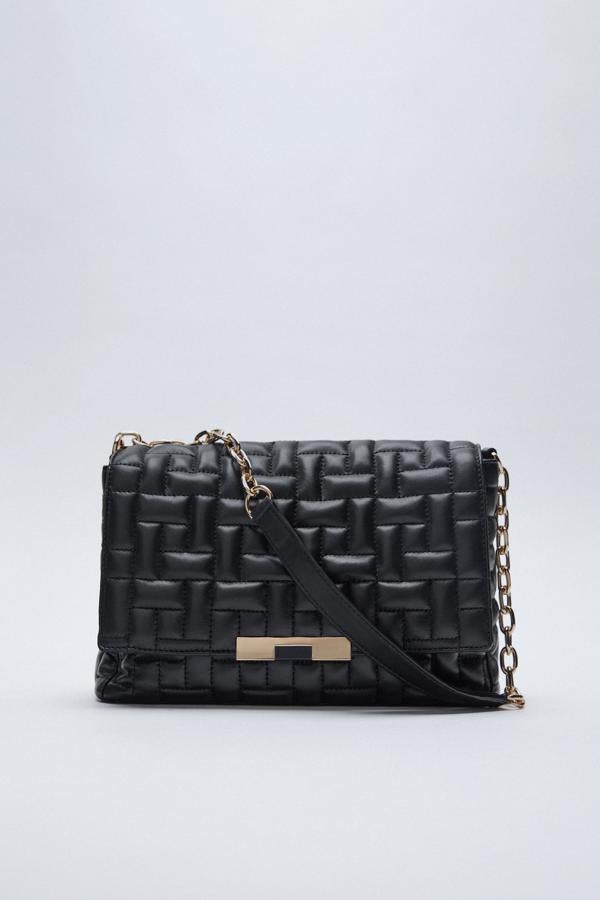 Bolso negro con cadena plata de la nueva colección de primavera de Zara (79,99 euros)