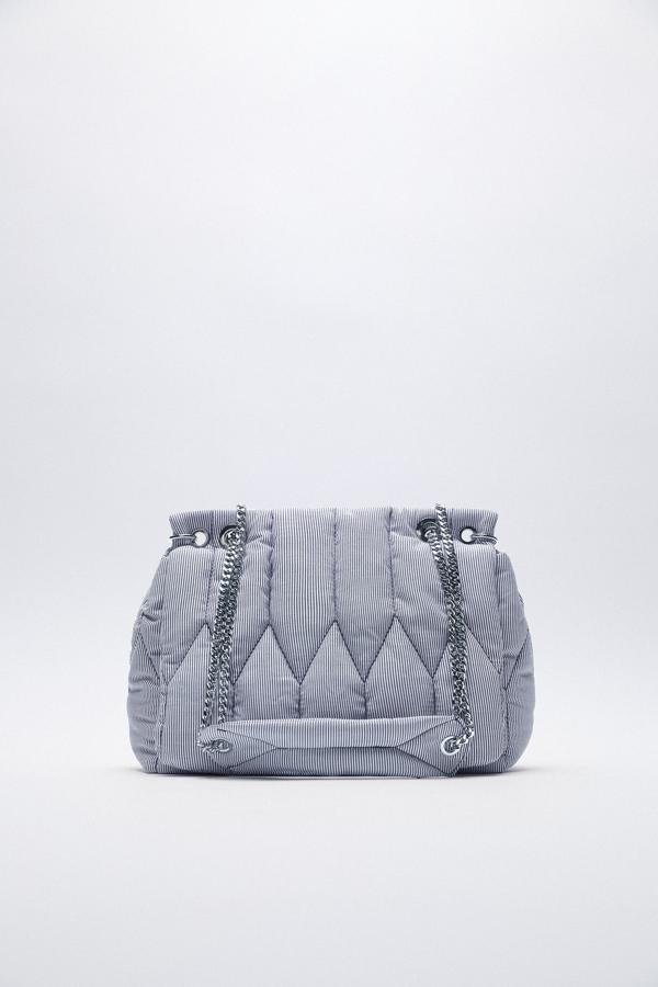 Bolso acolchado con rayas con cadena plata de la nueva colección de primavera de Zara (29,99 euros)