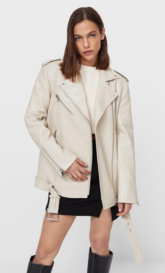 Disponible en crudo o en negro, esta cazadora biker oversize con cinturón del mismo tejido y cierre frontal con cremallera metálica tiene un precio de 35,99 euros.