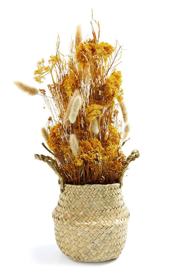 Esta cesta de ratán a modo de macetero con flores secas tiene un precio de 9 euros.