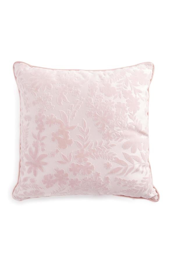 En terciopelo de color rosa, este cojín cuadrado con textura floral tiene un precio de 8 euros.