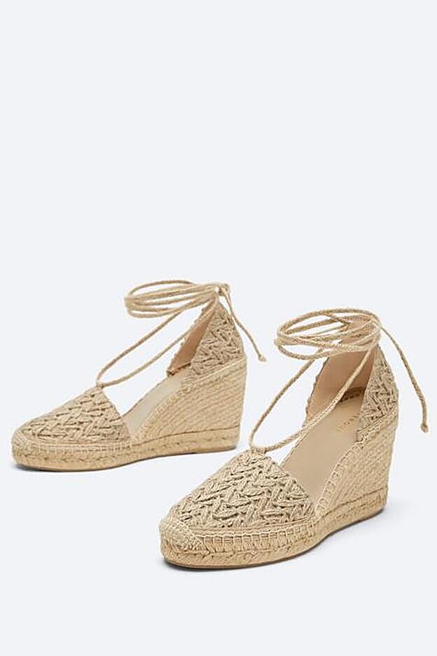 Cómoda, elegante y súper combinable, esta cuña en color tostado será tu mejor compañero esta temporada.