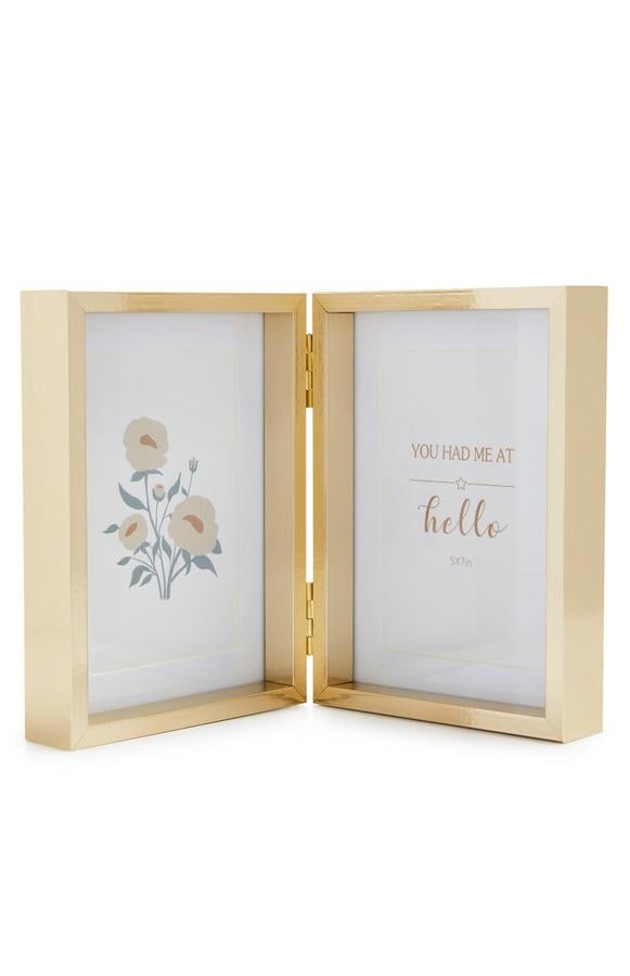 En color dorado, este marco de fotos doble en dorado tiene un precio de 4 euros.