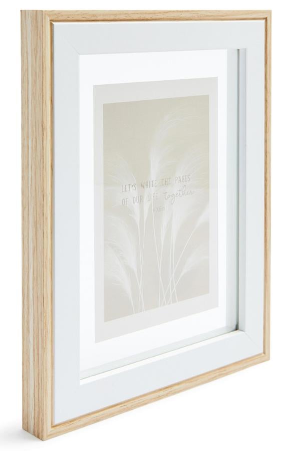 Con panel troquelado con motivos de hojas, este marco de fotos de madera tiene un precio de 5 euros.