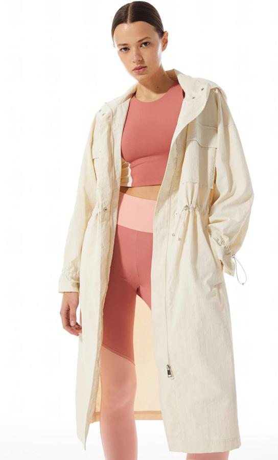 En color vainilla, esta parka larga en tejido técnico con ajustables en la cintura y bolsillos tiene un precio de 35,99 euros.