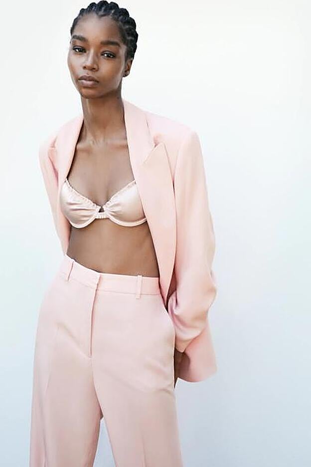 Combinar dos de las tendencias de la primavera, los trajes de chaqueta con el color rosa pastel, es sin duda, todo un acierto.