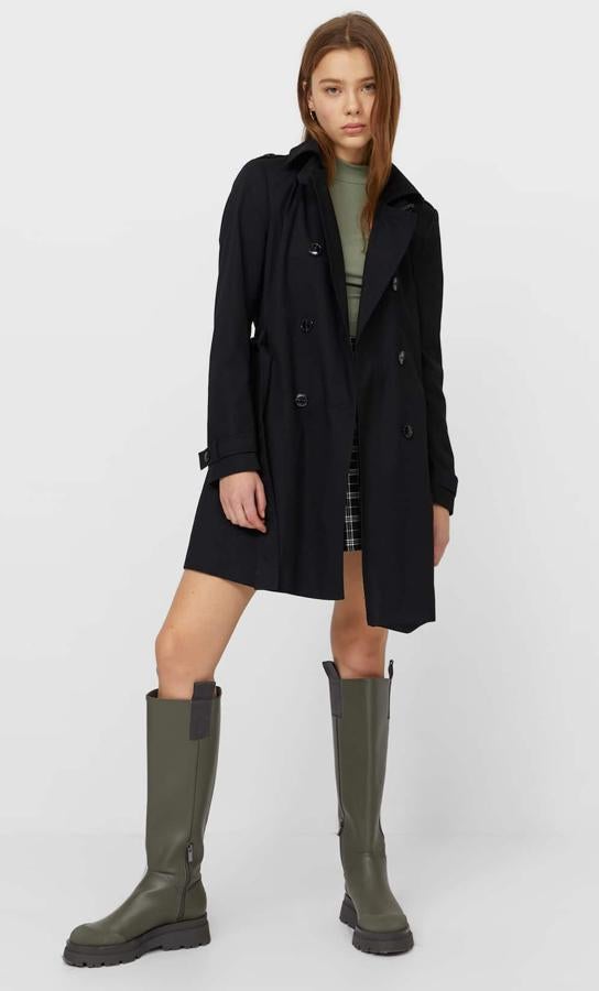 Disponible en varios colores, este trench básico de botonadura cruzada, manga larga acabada en puño con trabillas y cinturón del mismo tejido tiene un precio de 29,99 euros.
