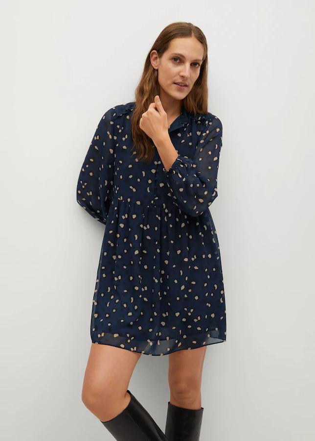 Vestido corto y recto con diseño estampado, cuello redodo, manga larga y puños elásticos. Precio actual: 19,99 euros.