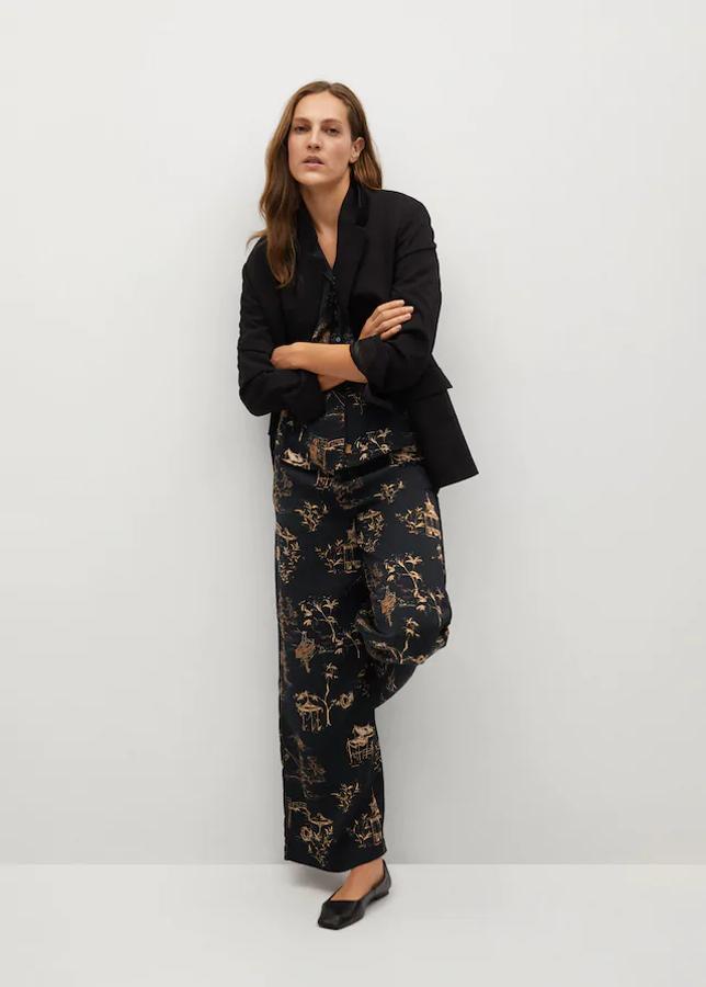 Pantalón con diseño fluido, estamad floral, corte recto y cintura elástica. Precio actual: 19,99 euros.