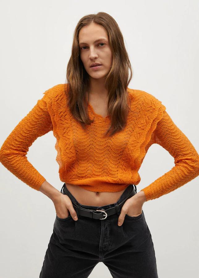 Jersey de punto calado con diseño crop, cuello en pico, manga larga y detalle de volantes. Precio actual: 19,99 euros.