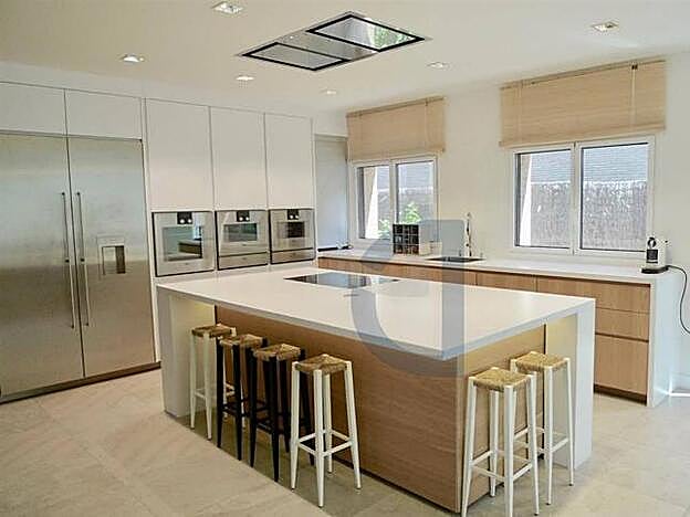 La cocina posee una isla con zona de desayuno en la misma y un office para las comidas del día a día .