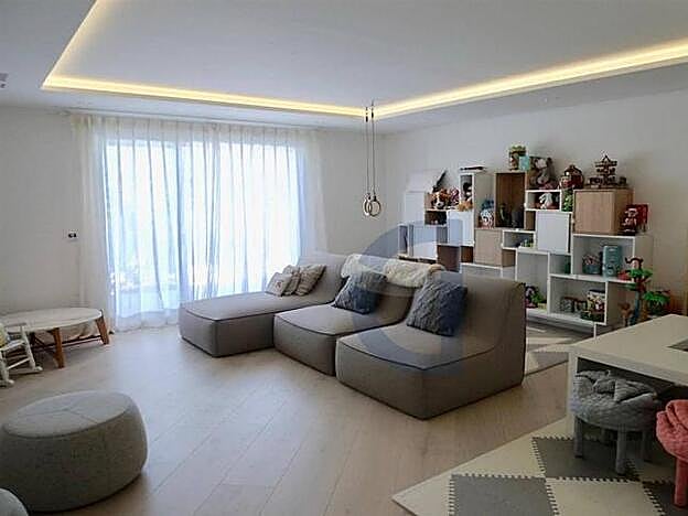 El otro salón de la vivienda de cuatro plantas funciona también como sala de estar y cuarto de juego para los niños.