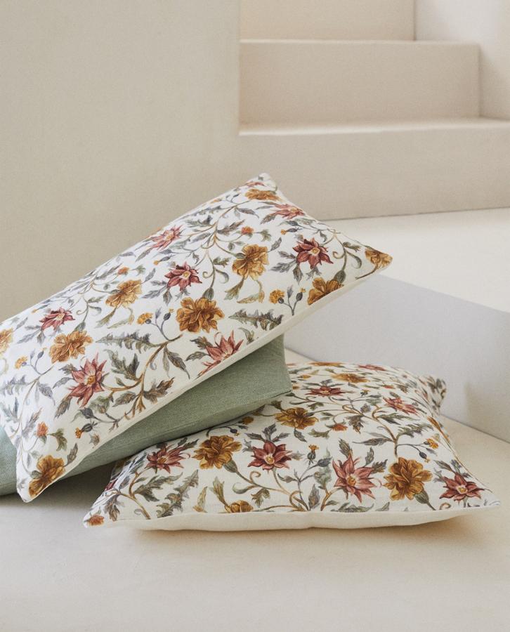 Con estampado floral en tonos ocre y granate, estas fundas de cojín de Zara Home cuestan 17.99 euros en Zara Home.