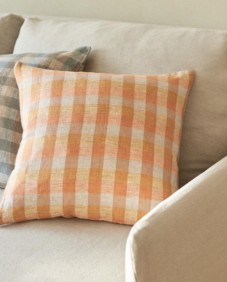 Estas fundas de cojín con estampado de cuadros cuestan 19.99 euros en Zara Home.