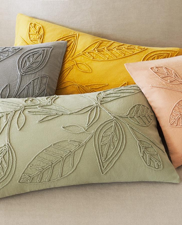 Estas fundas de cojín rectangulares con estampado en relieve y disponibles en cuatro colores diferentes cuestan 19.99 euros.