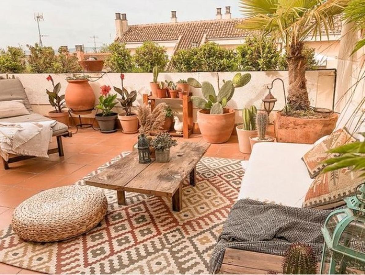 ¿Quién dijo que las alfombras no eran para exteriores? Sí rotundo a este espacio que nos proponen desde Leroy Merlin, con muebles rústicos, mucha madera y plantas.