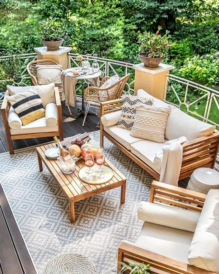 Desde Westwing Now apuestan por la madera de teka y los textiles en tonos neutros para conseguir espacios exteriores cómodos y llenos de estilo.