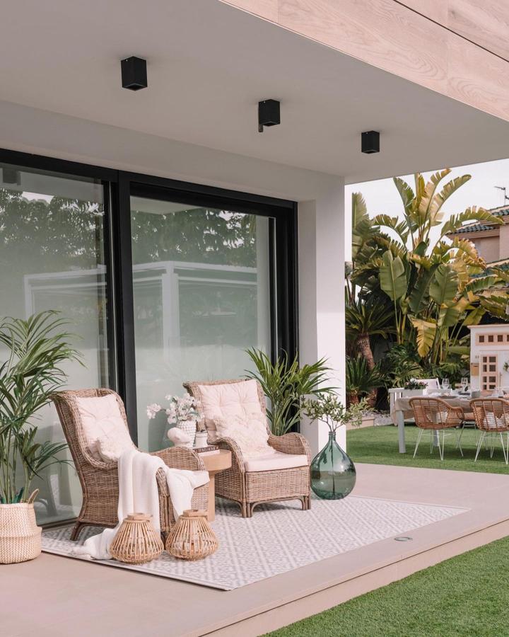 Elegante y cómodo, este espacio de relax exterior que nos proponen desde Westwing es perfecto para disfrutar de los días (y las noches) al aire libre.