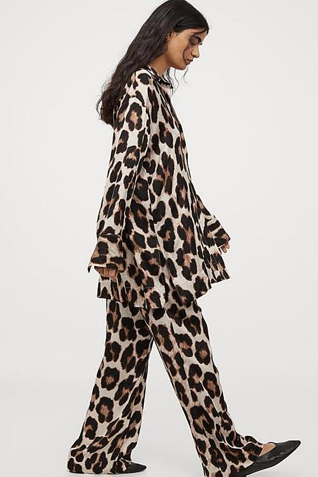 Con pernera recta ancha, el pantalón de este conjunto cuenta con cintura con elástico lo que lo hace súper cómodo.