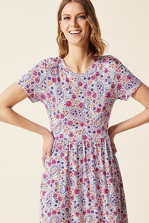 Ideal para combinar tanto con zapatillas como con sandalias, este favorecedor vestido será tu imprescindible esta temporada.