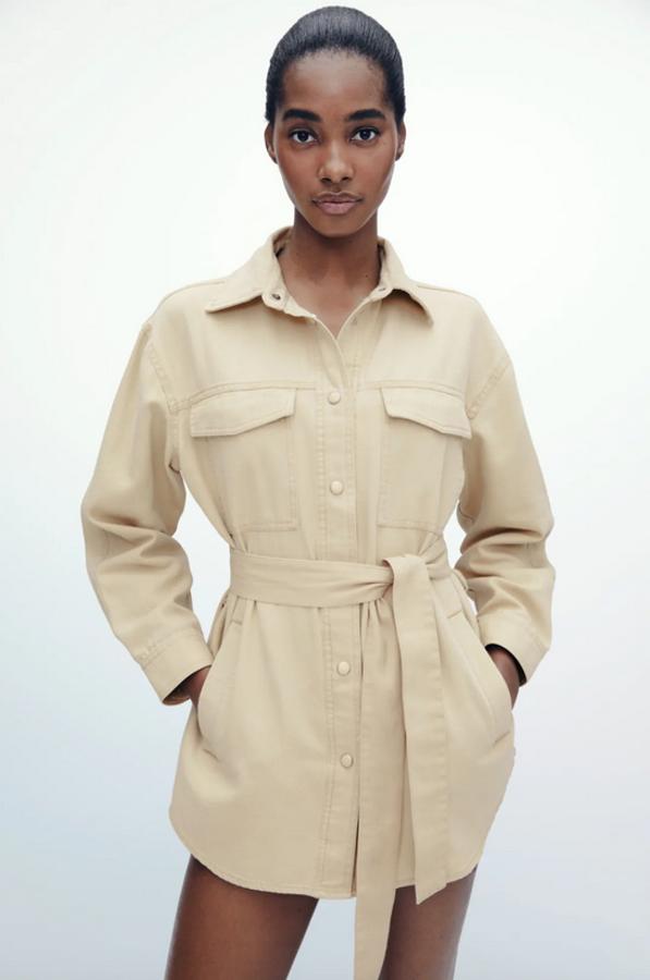 En color arena, confeccionada con tejido 100% algodón y cuello de solapa, esta sobrecamisa de Zara viene con detalle de cinturón a otoño y bolsillos de plastrón con solapa sin botón en la pechera. Disponible entre las tallas XS y XXL, cuesta 29,95 euros.