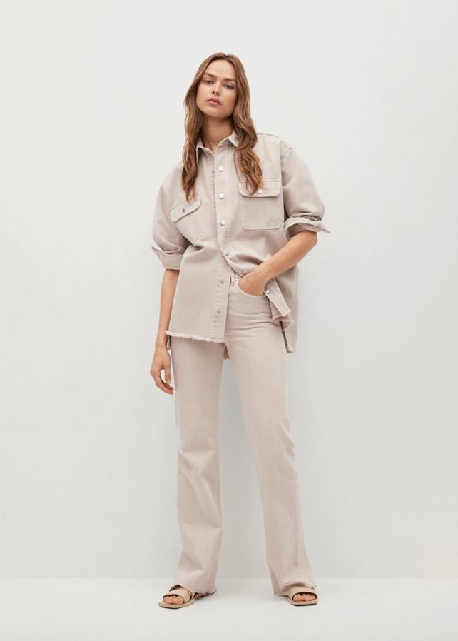 En Mango hemos encontrado esta sobrecamisa de diseño oversize confeccionada al 100% en algodón que viene con cuello de solapa, costura del hombro caída y dos bolsillos de plastrón con solapa en el pecho. Con el bajo deshilachado, cuesta 29,99 euros y está disponible entre las tallas XS y XL.